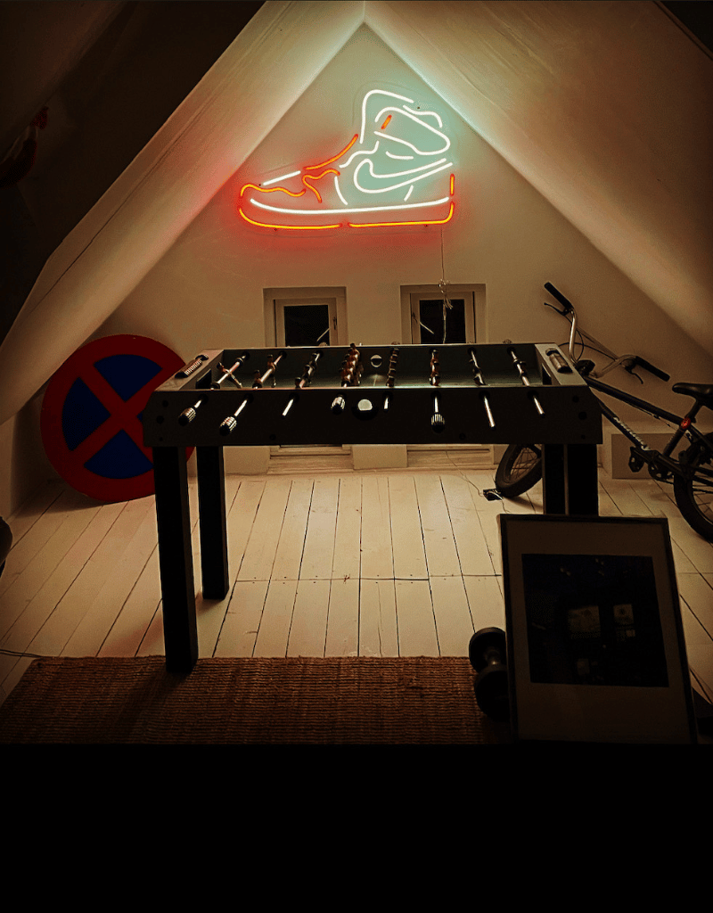 Nike Air jordan LED neonskilt på børneværelse